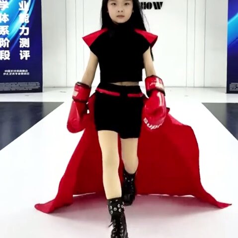 女童模特走秀服黑色短袖T台大玩家潮服拖尾运动酷帅套装PK赛服