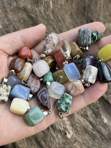 Различные виды кристаллических подвесок различны по форме и разной форме случайного смешивания 50/сумки