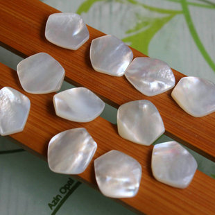 天然白蝶贝10*12mm不规则五边形鼓面贴片戒面  DIY饰品材料配件