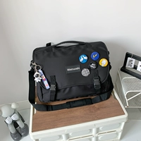 Черная космическая подвеска, значок