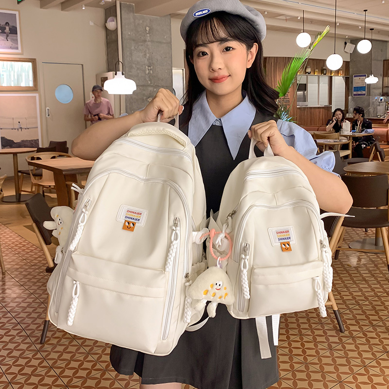 轻便休闲，炒鸡百搭的通勤双肩包