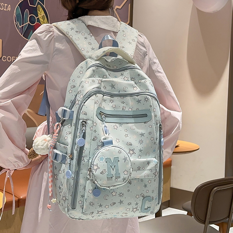 轻便休闲，炒鸡百搭的通勤双肩包