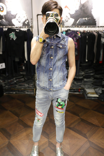 米兰站潮暗黑街头骷髅烫钻刺绣修身时尚个性牛仔外搭内心马甲男