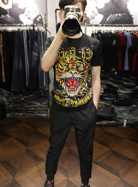 米兰站新款欧街虎潮丝光棉黑色圆领前后印烫金烫钻潮修身短袖T恤