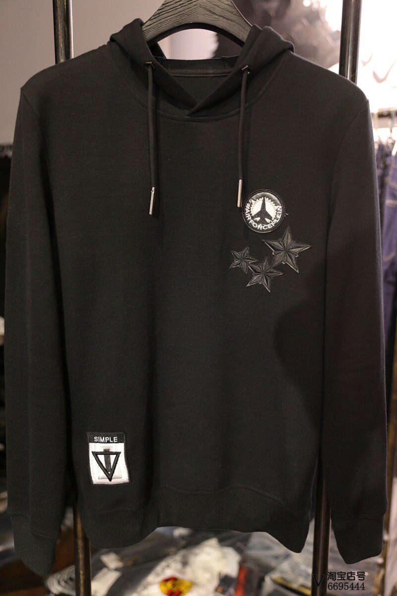 米兰站秋时尚休闲运动骷髅潮款飞机徽章刺绣连帽修身黑色卫衣男