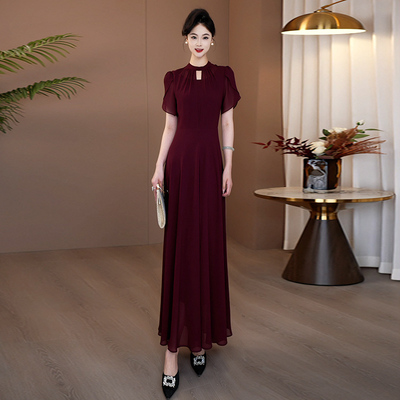 酒红色挂脖连衣裙气质高级感