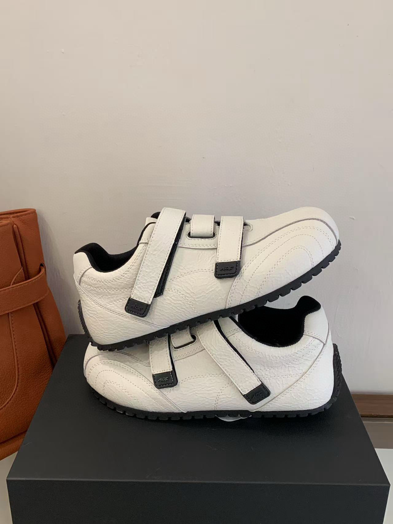 米新款2025冬款平底真皮加绒德训鞋魔术贴休闲运动小白鞋阿甘鞋女