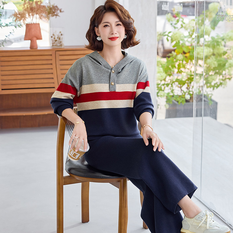 2026新款条纹连帽卫衣套装女秋季中老年人妈妈两件套显瘦减龄上衣