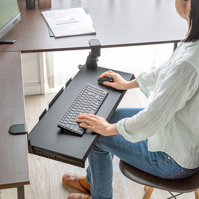 日本SANWA键盘托架免打孔电脑抽屉桌面滑轨桌下鼠标收纳旋转支架直角桌面曲面弧形桌面特殊桌面通用90°旋转