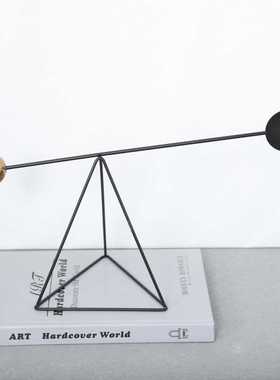 现代简约黑色几何铁艺轻奢轻奢平衡客厅酒柜电视柜家居艺术摆件