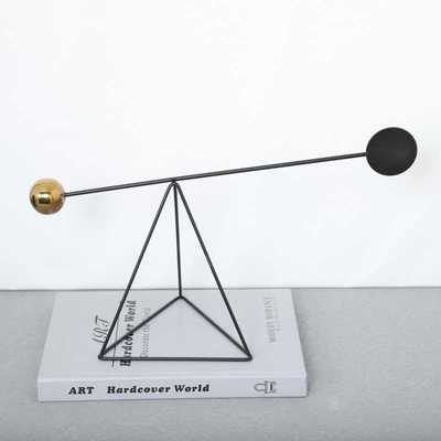 现代简约黑色几何铁艺轻奢轻奢平衡客厅酒柜电视柜家居艺术摆件