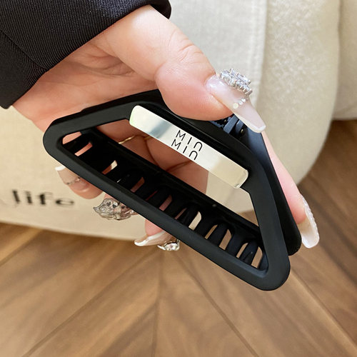 小众设计哑黑三角抓夹