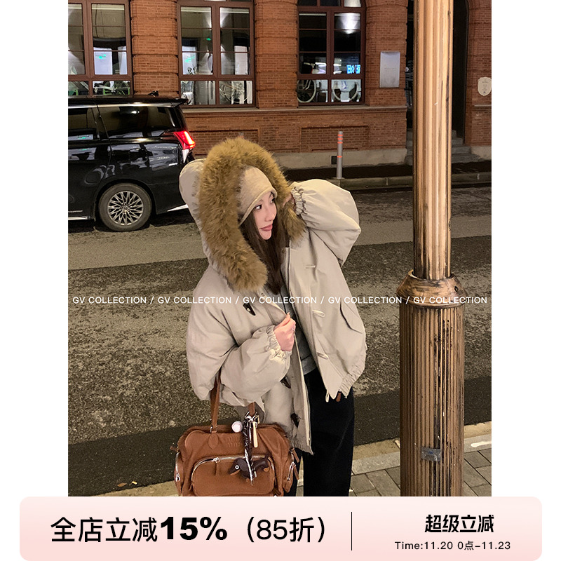GV大白哥 暖炉冬日 设计感环保貉子毛领牛角扣棉服连帽保暖外套女