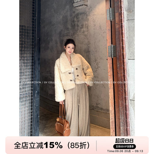 短款环保羊羔毛牛角扣翻领外套