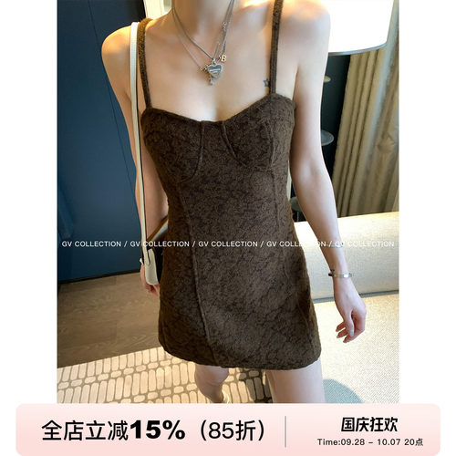 带胸垫立体蕾丝吊带连衣裙