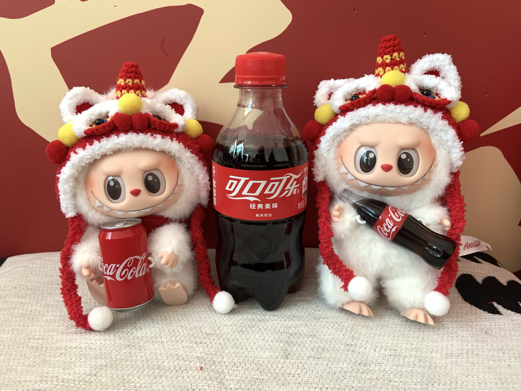 马年礼物泡泡玛特可乐联名款labubu拉布布坐坐新年醒狮毛绒帽子