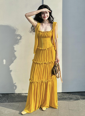 法式小众姜黄色褶皱花边收腰吊带连衣裙女设计感海边度假显白长裙