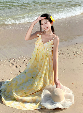 海边绝美沙滩裙度假连衣裙女法式黄色印花吊宽松A字三亚2025新款