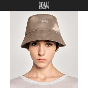 WILD BODY 金属珠光短檐渔夫帽 中性徽标缎面湖光渔夫帽