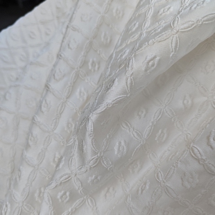 杏白色提花浮雕布料 年中清仓 立体凸面设计师面料 微廓