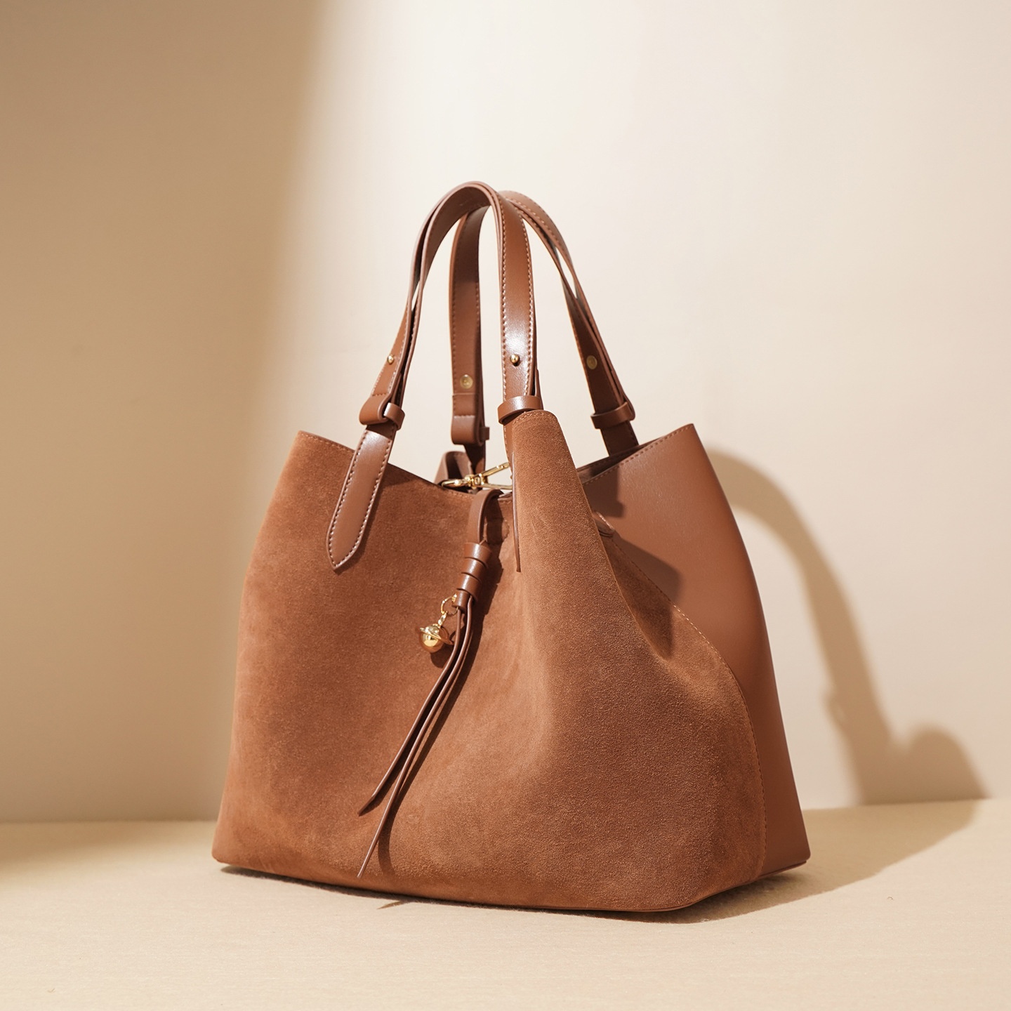 秋冬秋冬美拉德系复古菜篮子托特百变时尚真皮女磨砂水桶包大容量