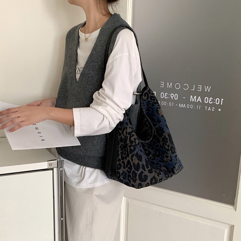 旅行通勤黑色小众豹纹水桶包女2025新款塌塌松弛牛仔布托特包