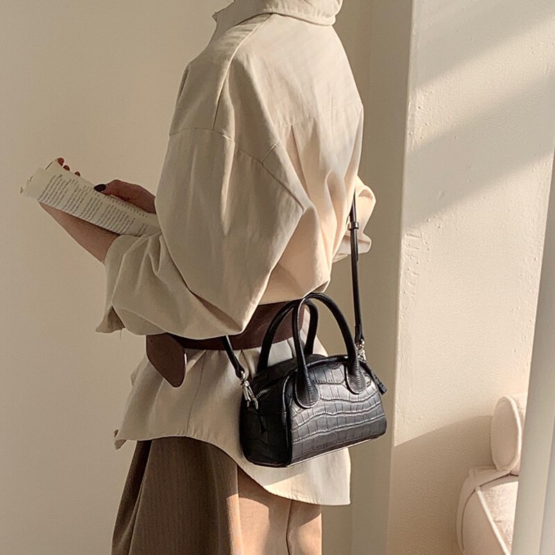 旅行通勤鳄鱼纹牛皮保龄球包2026新款时尚波士顿女包真皮贝壳包