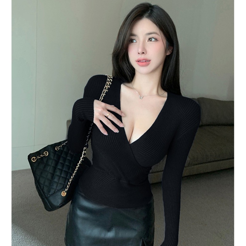 黑色显瘦长袖T恤女2025秋新款修身性感低胸交叉V领针织衫打底上衣
