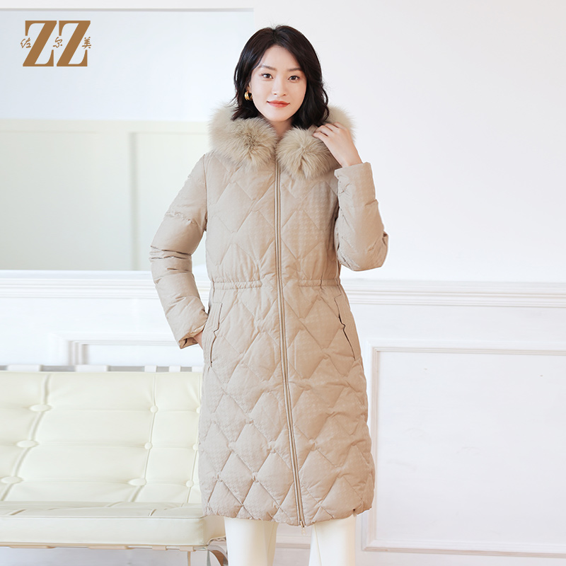简约时尚菱形格狐毛领羽绒服