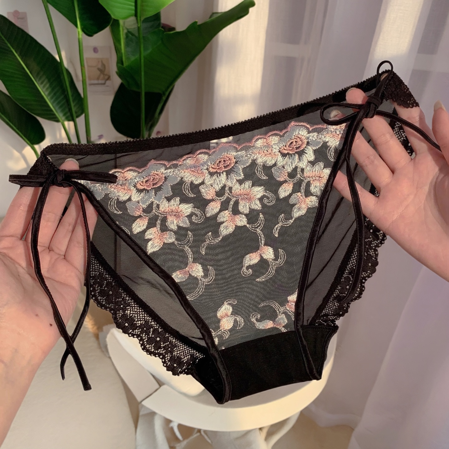 2025新款法式性感高级刺绣低腰蕾丝系带女士内裤 透视纯欲短裤子