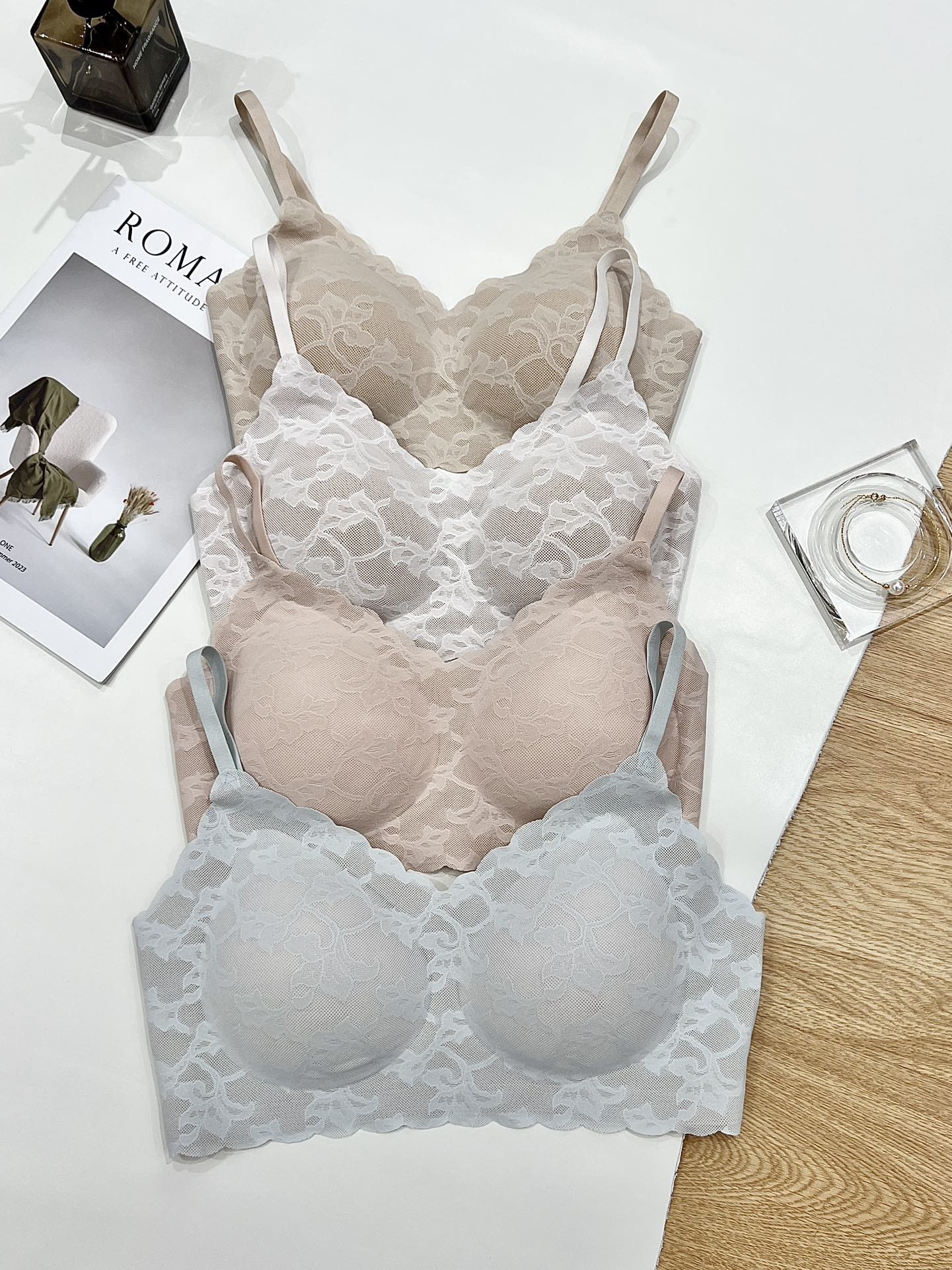 品牌剩余小海豚女士内衣无钢圈蕾丝无痕软支撑聚拢固定杯舒适文胸