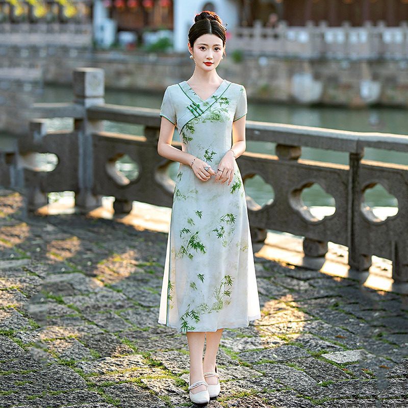 爱旗妈妈装传统2024平时低领改良旗袍新中式女夏季显瘦新款连衣裙