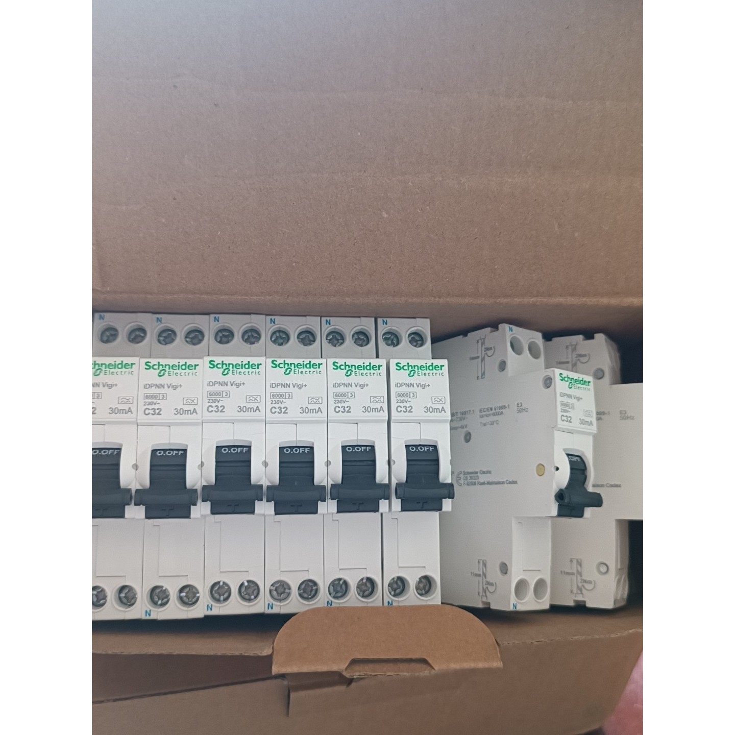 (议价)施耐德一体式漏电断路器1P+N32A,全新正品年份新,剩34询价