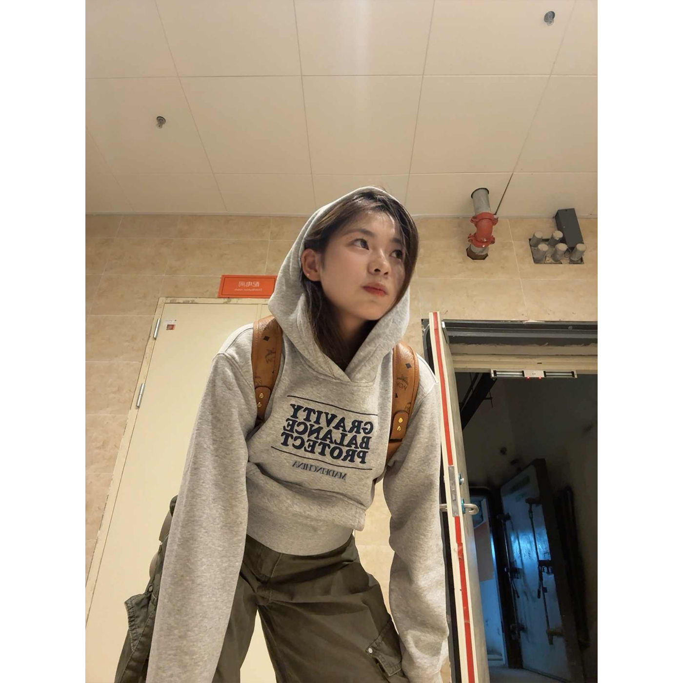 灰色短款连帽卫衣女2025新款正肩