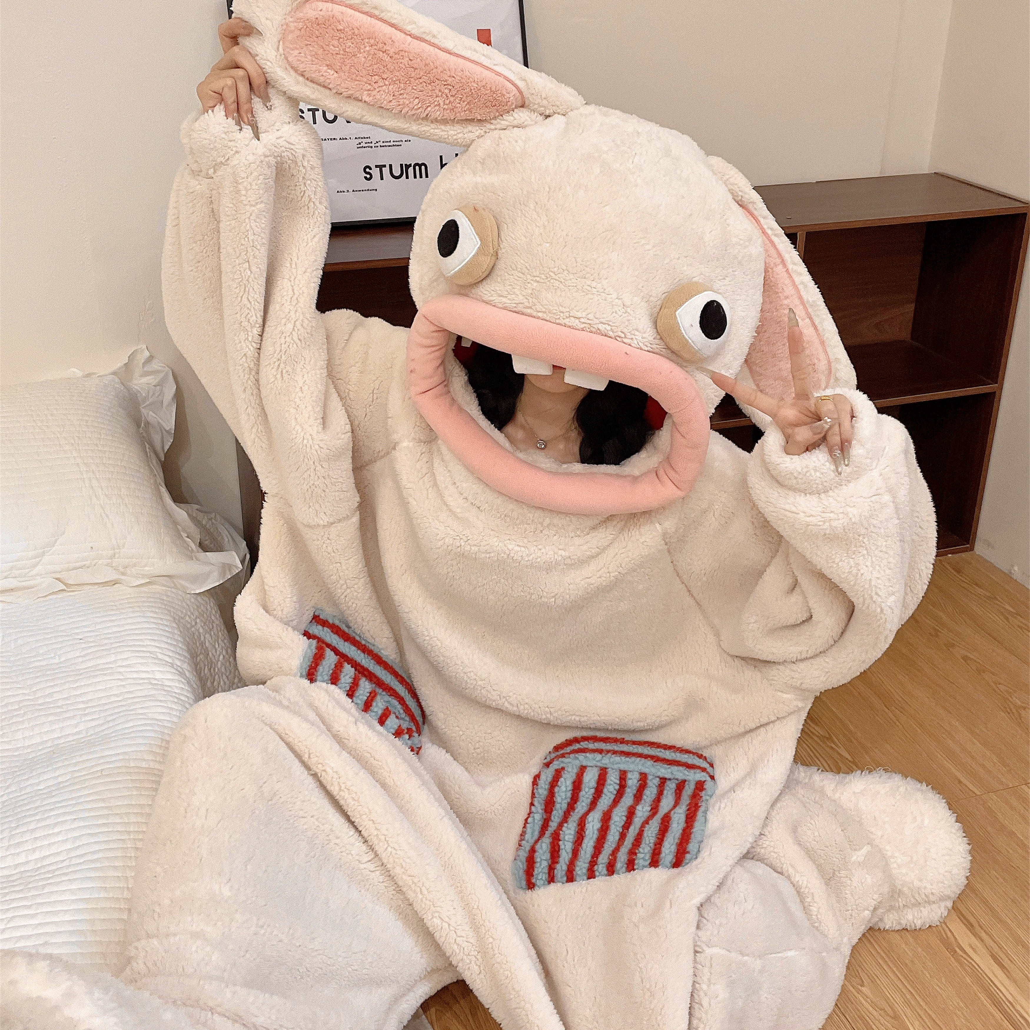 珊瑚绒搞怪连体服疯狂兔子睡衣女