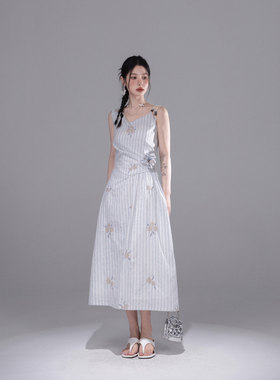 2026夏季新款「淡颜清冷感」雾蓝条纹 海岛度假绣花背心连衣裙女