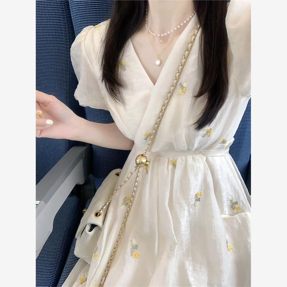 黄色碎花连衣裙女2025新款口袋春夏季法式V领小个子收腰气质长裙