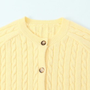 2025 秋冬温柔款淡黄色麻花针织开衫女 圆领单排扣减龄外搭上衣