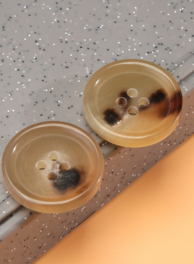 真牛角圆形四眼高档纽扣女大衣风衣西服西装裤子扣子百搭钮扣配件