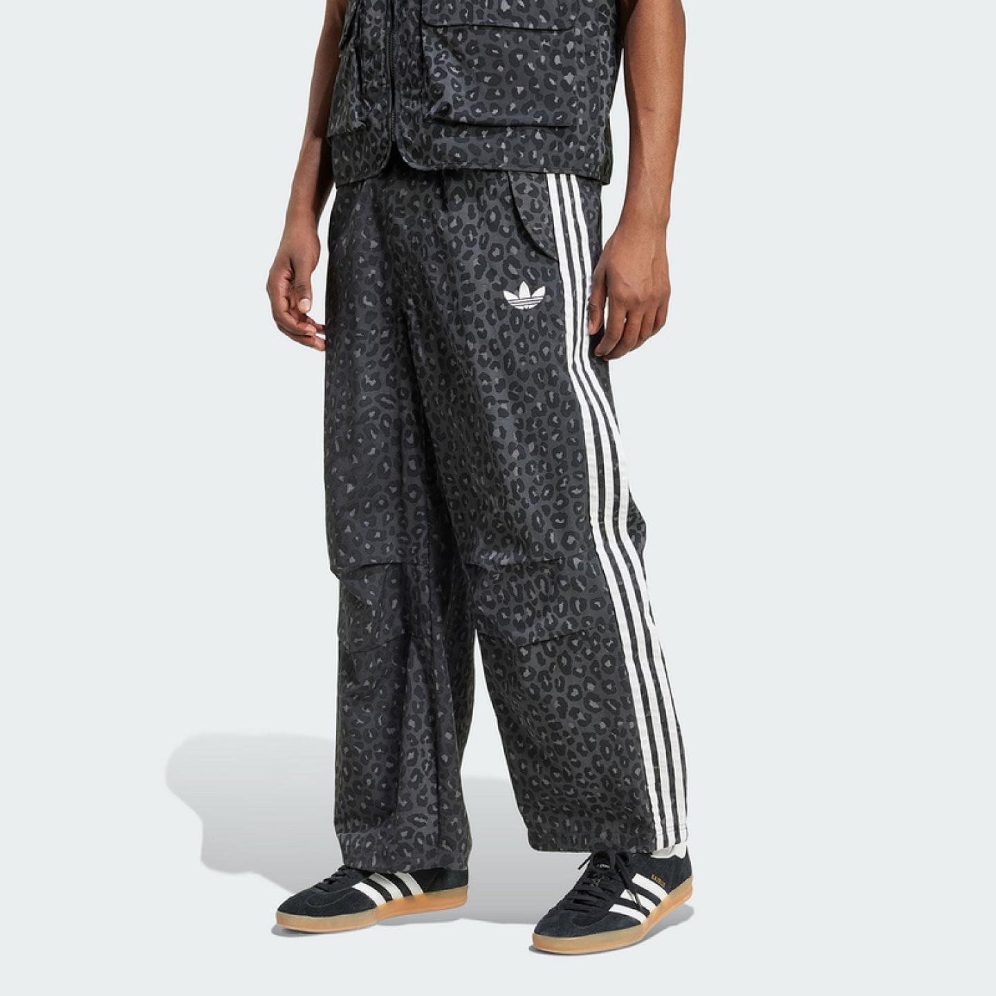 adidas阿迪达斯男秋新款三叶草豹纹印花伞兵裤宽松梭织长裤JV7564