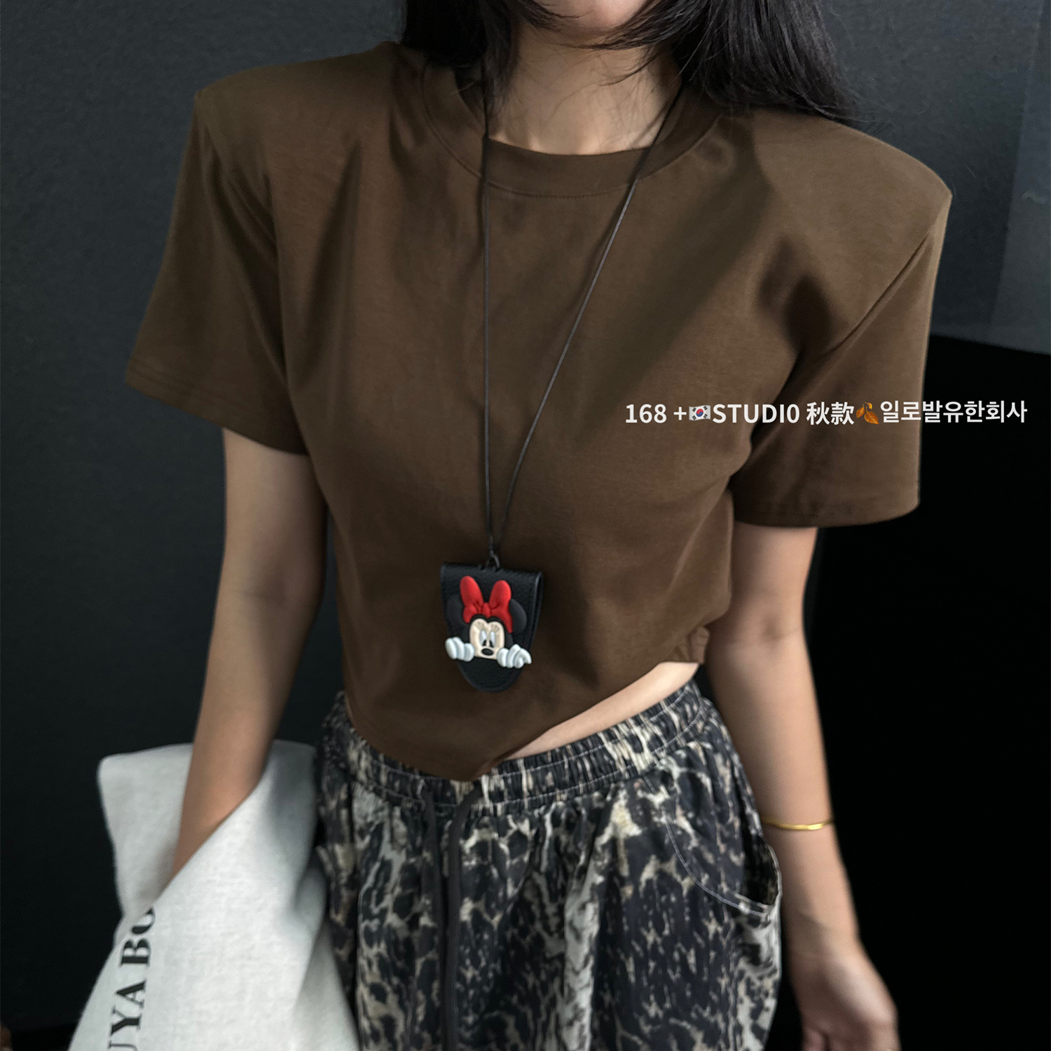 高腰短款正肩短袖t恤女2025新款爆款洋气时尚冬季半袖带垫肩上衣