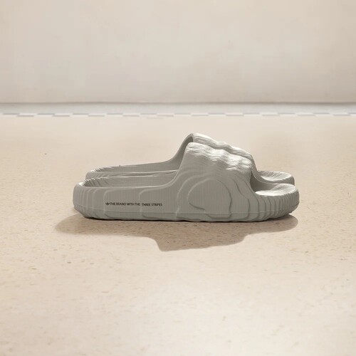 阿迪达斯三叶草拖鞋ADILETTE 22灰色打印波浪运动一字拖鞋HQ4670