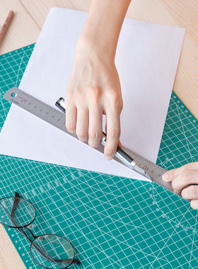 得力a4切割垫板大号手工写字书写A3画画美工工作台pvc学生裁纸桌垫绿色双面刻度模型防割垫橡皮章雕刻板diy