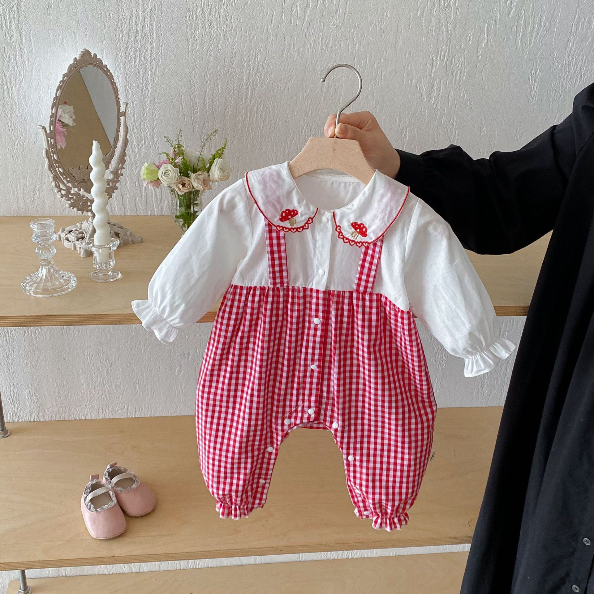 女宝宝新生儿格子可爱蘑菇哈衣