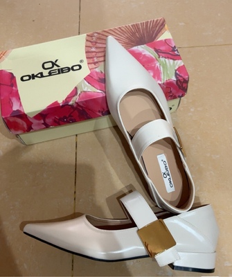 新款尖头扣带女鞋 漆皮白色单鞋 潮流金属扣 女士小白皮鞋