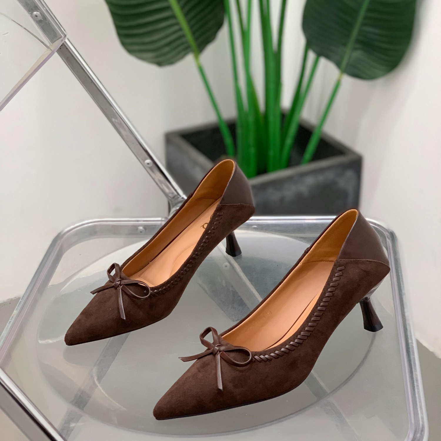 粗跟尖头单鞋女2025年冬季新款百搭简约舒适不累脚浅口高跟女鞋子