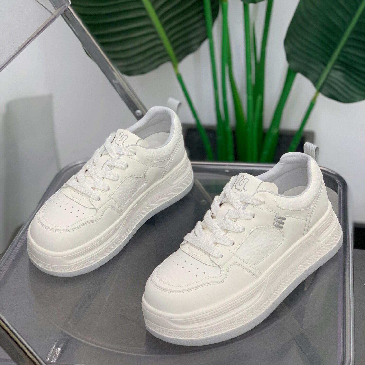 轻便厚底真皮小白鞋女2026年春季新款百搭学生休闲鞋增高显瘦板鞋