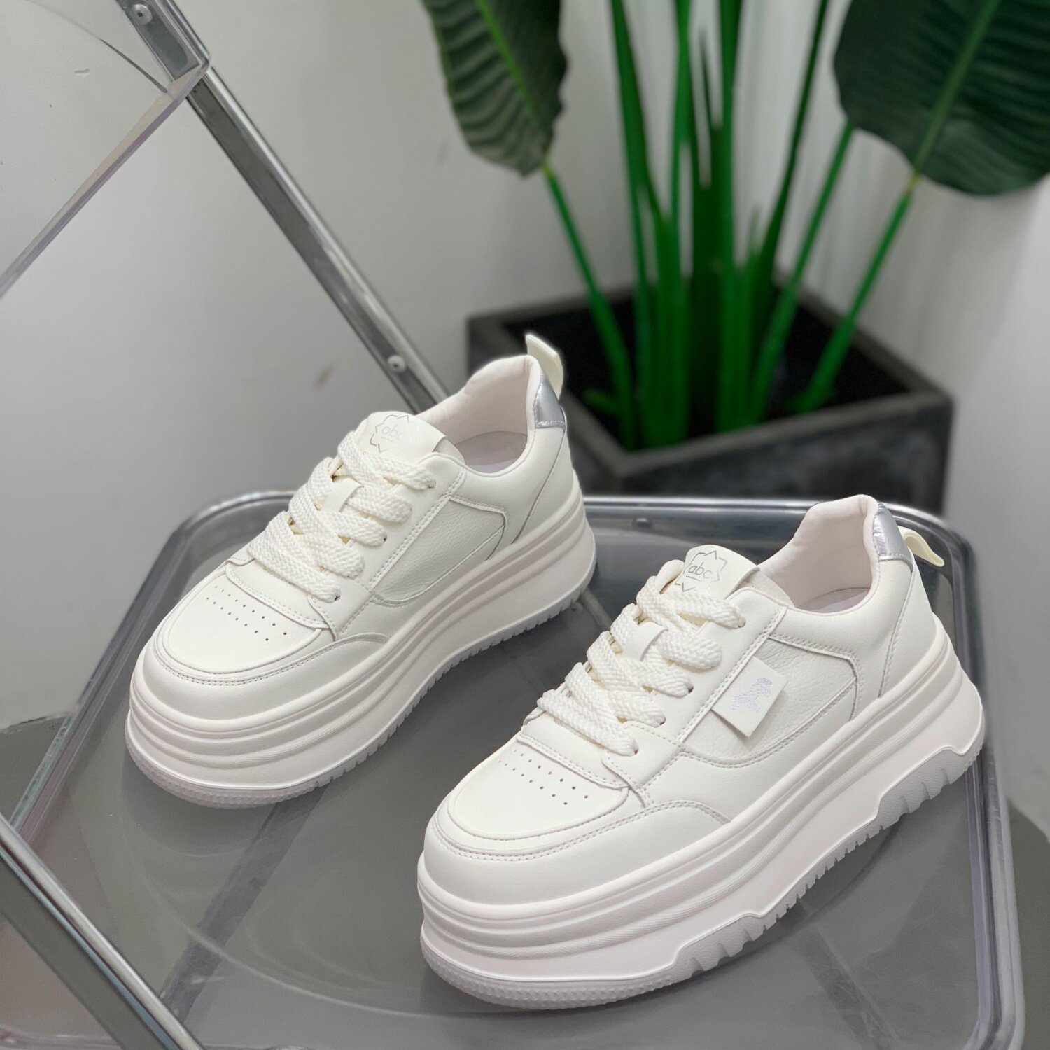 真皮厚底增高小白鞋女2026年春季新款显瘦板鞋系带百搭轻便休闲鞋