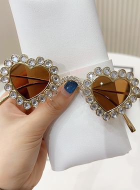 新款爱心墨镜女ins网红太阳镜女潮时尚个性眼镜大脸显瘦潮凹造型