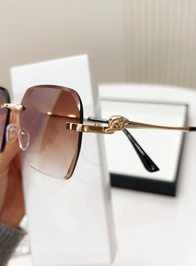 春夏新款方形大框墨镜女防紫外线大脸显瘦高级感太阳镜游玩街拍潮